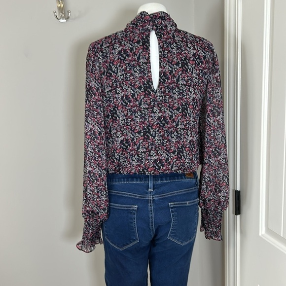 EVEREVE Scarlett Gathered Mock Neck Floral Keyhole Back Blouse Top Sz S - Picture 7 of 13